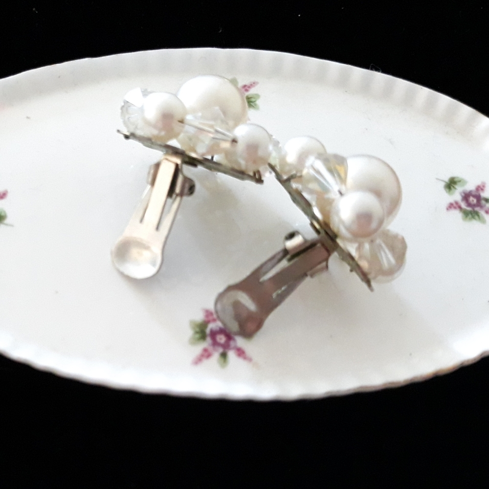 Art Deco Style Faux Pearl Cluster Clip On Earrings / Vintage Costume Jewelry - Picture 4 of 7